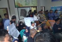 Suasana pengunjuk rasa saat diterima di kantor kelurahan Ujung Bulu kecamatan Ujung kota Parpare