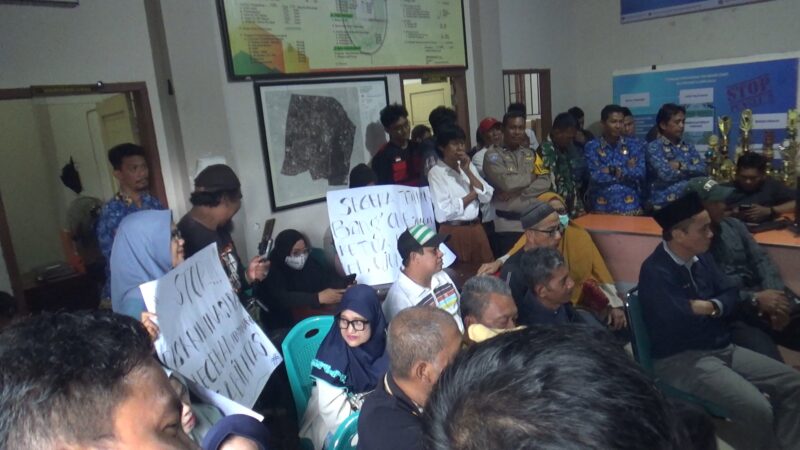 Suasana pengunjuk rasa saat diterima di kantor kelurahan Ujung Bulu kecamatan Ujung kota Parpare