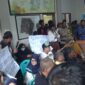 Suasana pengunjuk rasa saat diterima di kantor kelurahan Ujung Bulu kecamatan Ujung kota Parpare