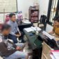 Terduga pelaku wajahnya di blur sedang menjalani pemeriksaan di Mapolres Parepare,