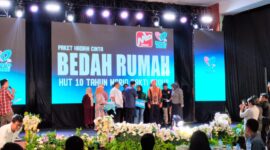 Wakil wali kota Parepare, Hermanto P menyerahkan secara simbolik bantuan bedah rumah bagi warga kurang mampu dari Mario Bakti Group di puncak perayaan HUT ke-10