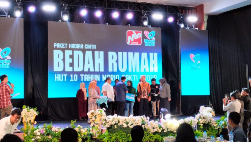 Wakil wali kota Parepare, Hermanto P menyerahkan secara simbolik bantuan bedah rumah bagi warga kurang mampu dari Mario Bakti Group di puncak perayaan HUT ke-10