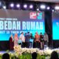 Wakil wali kota Parepare, Hermanto P menyerahkan secara simbolik bantuan bedah rumah bagi warga kurang mampu dari Mario Bakti Group di puncak perayaan HUT ke-10