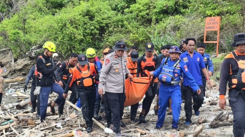 Tim SAR gabungan saat menevakuasi korban Muhammad Irkam usai jasadnya ditemukan