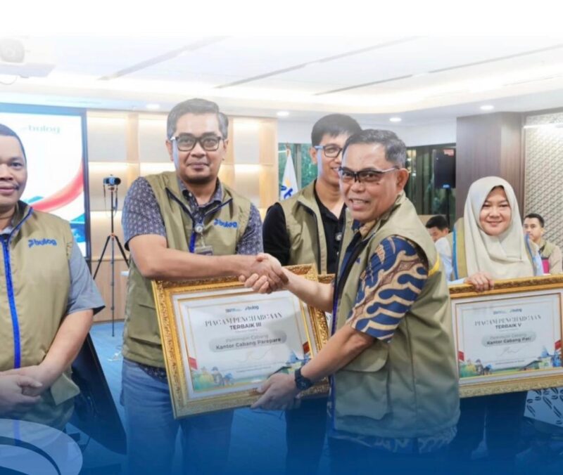 (Kiri) Pimpcab Bulog Parepare, Muhammad Junaedi menerima penghargaan dari Mentan RI yang diserahkan oleh Wadir Perum Bulog 