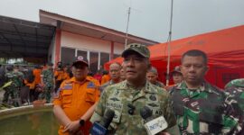 Pangdam XIV/Hasanuddin, Mayjen TNI Bangun Nawoko, saat memberikan ketarangan kepada awak media tentang penemuan korban pesawat jatuh ATR 42-500