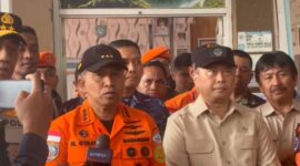 Kepala Basarnas Marsekal Madya TNI Mohammad Syafii, memberikan keterangan pers terkait dengan penemuan korban kedua jatuhnya pesawat ATr 42-500
