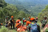 Tim SAR Gabungan saat melakukan evakuasi korban kecelakaan pesawat ATR 42-500 di Bulu Saraung Kabupaten Pangkep Sulsel