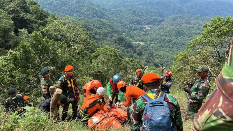 Tim SAR Gabungan saat melakukan evakuasi korban kecelakaan pesawat ATR 42-500 di Bulu Saraung Kabupaten Pangkep Sulsel