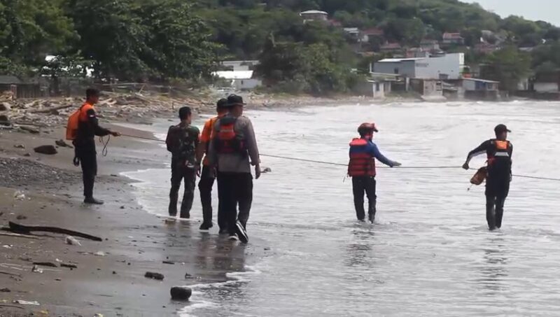 Tim SAR gabungan sedang melakukan proses pencarian korban tenggelam di Pantai wisata Lumpue kota Parepare