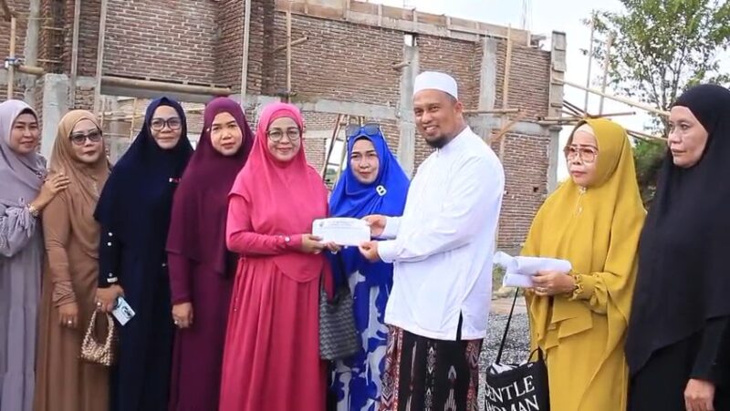 Kelompok Pengajian Asmual Husna kota Parepare, menyerahkan donasi untuk membantu pembangunan Ponpes Hilyatul Irsyad kota Parepare