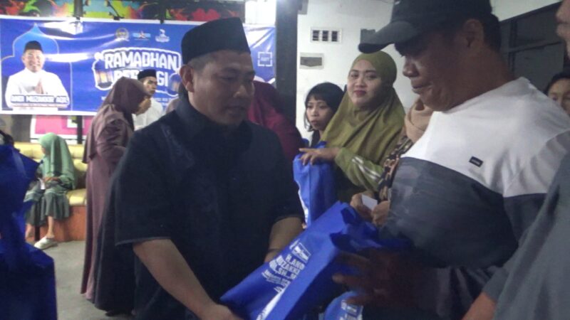 (Kiri) Anggota Komisi XII DPR RI, Andi Muzakkir Aqil menyerahkan bantuan paket perlengkapan alat salat dalam program Demokrat Berbagi di bulan Ramadan 1447 Hijiriah