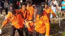 Tim TRC BPBD kota Parepare mengevakuasi jenazah yang ditemukan warga di pesisir pantai Mattirotasi 