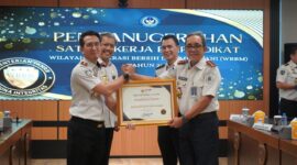 (Kiri) kepala kantor Imigrasi kelas II TPI Parepare, Ade Yanuar Ikbal, saat menerim penghargaan WBBM 2025