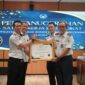 (Kiri) kepala kantor Imigrasi kelas II TPI Parepare, Ade Yanuar Ikbal, saat menerim penghargaan WBBM 2025