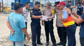 Kasat Lantas Polres Parepare, AKP Muhammad Arsyad, didampingi Aipda Haikal dan Brigpol Yuyustiadi, memimpin langsung giat operasi Pallawa 2026 di pelabuhan nusantara Parepare
