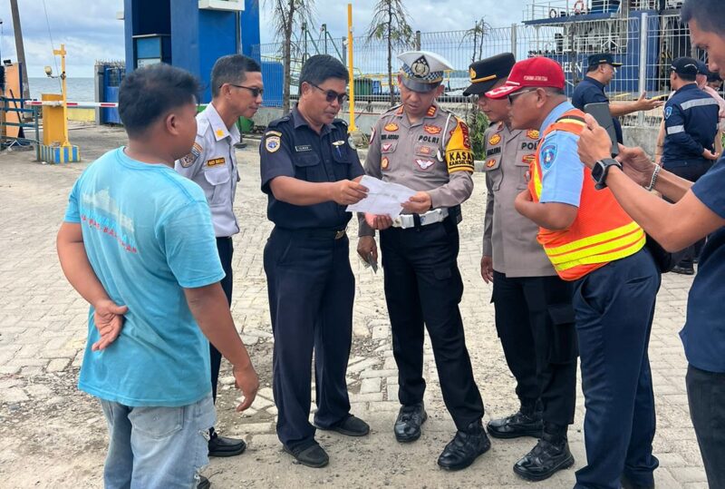 Kasat Lantas Polres Parepare, AKP Muhammad Arsyad, didampingi Aipda Haikal dan Brigpol Yuyustiadi, memimpin langsung giat operasi Pallawa 2026 di pelabuhan nusantara Parepare