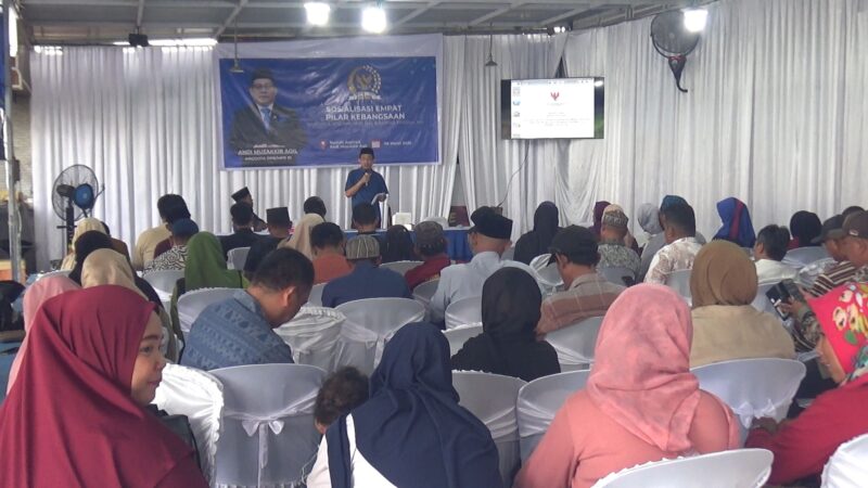 Ketua DPC Partai Demokrat Parepare, Rahmat Sjamsualam sedang memberikan materi sosialisasi 4 pilar demokrasi