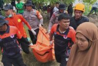 Tim SAR gabungan mengevakuasi korban hanyut di sungai Saddang, kabupaten Enrekang, Sulawesi selatan