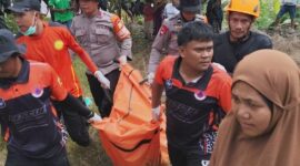 Tim SAR gabungan mengevakuasi korban hanyut di sungai Saddang, kabupaten Enrekang, Sulawesi selatan