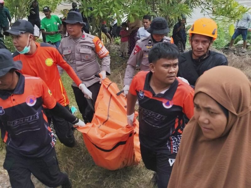 Tim SAR gabungan mengevakuasi korban hanyut di sungai Saddang, kabupaten Enrekang, Sulawesi selatan