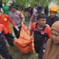 Tim SAR gabungan mengevakuasi korban hanyut di sungai Saddang, kabupaten Enrekang, Sulawesi selatan