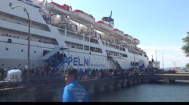 Suasana kepadatan penumpang di dermaga pelabuhan nusantara Parepare, saat KM Lambelu tiba membawa penumpang 1.200 jiwa