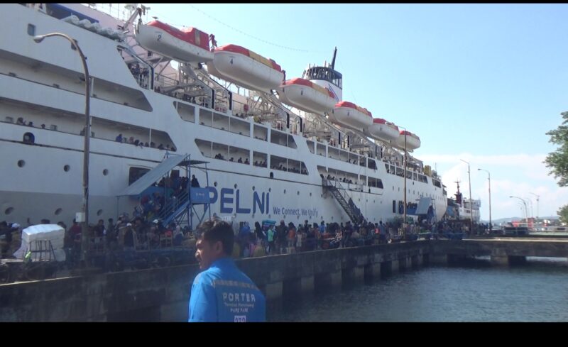 Suasana kepadatan penumpang di dermaga pelabuhan nusantara Parepare, saat KM Lambelu tiba membawa penumpang 1.200 jiwa
