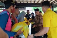Anggota DPR RI Komisi II, Taufan Pawe, menyerahkan paket sembako murah dalam rangka Safari Ramadan 2026