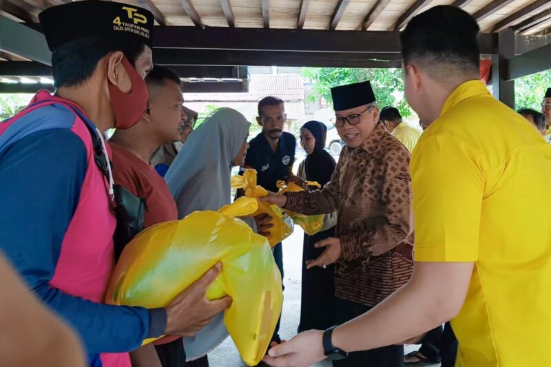 Anggota DPR RI Komisi II, Taufan Pawe, menyerahkan paket sembako murah dalam rangka Safari Ramadan 2026 