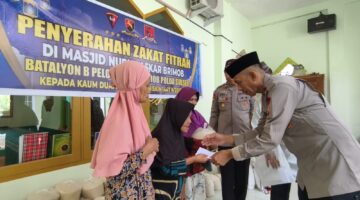Batalyon B Pelopor Satuan Brimob Polda Sulsel Serahkan Zakat Fitrah kepada Kaum Duafa di Masjid Nurul Askar