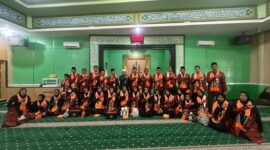 Foto bersama saat pelepasan 49 Jamaah Umrah Zakiah DIna Taiyba di masjid Islamic Centre kota Parepare
