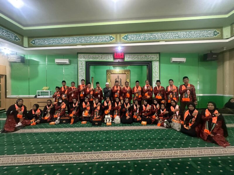 Foto bersama saat pelepasan 49 Jamaah Umrah Zakiah DIna Taiyba di masjid Islamic Centre kota Parepare
