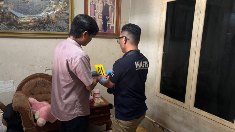 Tim Inafis Polres Pinrang saat melakukan olah Tempat Kejadian Perkara (TKP) di rumah korban pencurian 