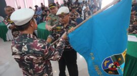 Drs. Amrihin (Kanan) menerima petaka saat resmi terpilih sebagai Ketua PC 1912 FKPPI Kota Parepare, Sulawesi selatan masa bakti 2026-2031 dalam Musyawarah Cabang (Muscab) X yang digelar di Balai Ainun Habibie, Selasa, 31 Maret 2026.