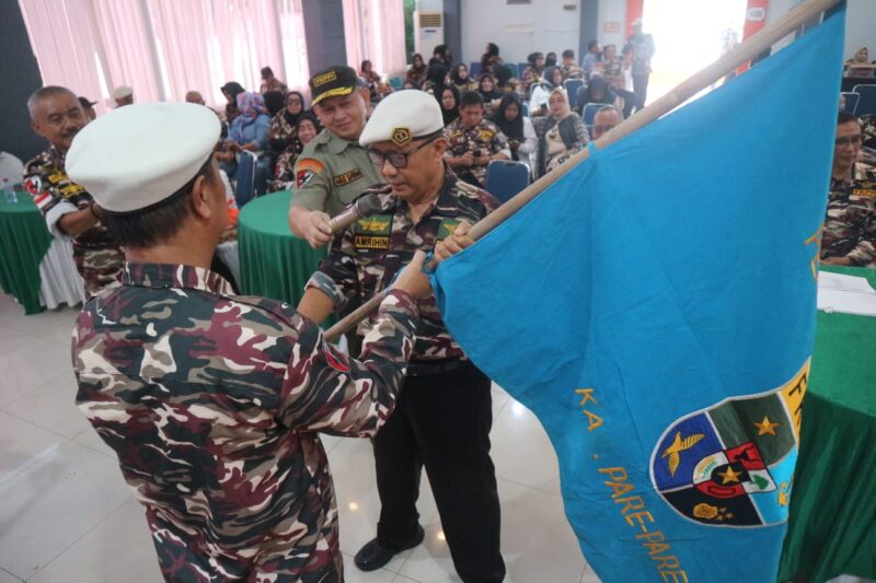 Drs. Amrihin (Kanan) menerima petaka saat resmi terpilih sebagai Ketua PC 1912 FKPPI Kota Parepare, Sulawesi selatan masa bakti 2026-2031 dalam Musyawarah Cabang (Muscab) X yang digelar di Balai Ainun Habibie, Selasa, 31 Maret 2026.