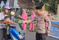 Kapolsek Ujung, Komisaris Polisi Nur Parape, membagikan takjil kepada pengendara yang melintas di depan kantor Polsek Ujung Polres Parepare