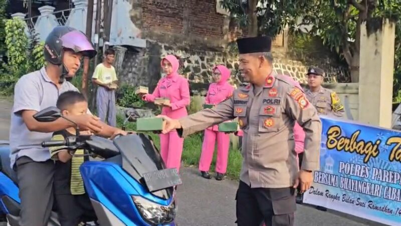 Kapolsek Ujung, Komisaris Polisi Nur Parape, membagikan takjil kepada pengendara yang melintas di depan kantor Polsek Ujung Polres Parepare