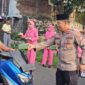 Kapolsek Ujung, Komisaris Polisi Nur Parape, membagikan takjil kepada pengendara yang melintas di depan kantor Polsek Ujung Polres Parepare