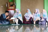 KP Asmaul Husna menyerahkan bantuan tunai kepada pengurus Ponpes AL Hidayah Parepare