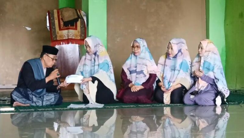 KP Asmaul Husna menyerahkan bantuan tunai kepada pengurus Ponpes AL Hidayah Parepare