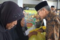 anggota komisi II DPR RI, Taufan Pawe, menyerahkan paket sembako murah secara simbolis