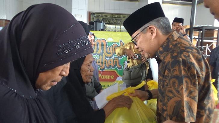 anggota komisi II DPR RI, Taufan Pawe, menyerahkan paket sembako murah secara simbolis