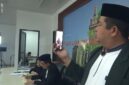 Kepala kantor Kementerian Haji dan umrah Parepare, H. Jami saat melakukan video call bersama dengan jamaah umrah yang terlantar untuk menanyakan kondisinya