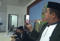 Kepala kantor Kementerian Haji dan umrah Parepare, H. Jami saat melakukan video call bersama dengan jamaah umrah yang terlantar untuk menanyakan kondisinya
