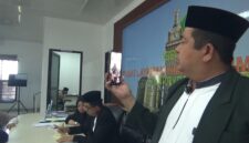 Kepala kantor Kementerian Haji dan umrah Parepare, H. Jami saat melakukan video call bersama dengan jamaah umrah yang terlantar untuk menanyakan kondisinya