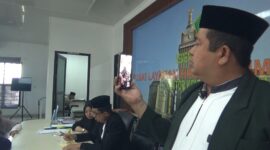 Kepala kantor Kementerian Haji dan umrah Parepare, H. Jami saat melakukan video call bersama dengan jamaah umrah yang terlantar untuk menanyakan kondisinya