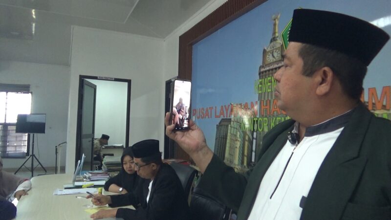 Kepala kantor Kementerian Haji dan umrah Parepare, H. Jami saat melakukan video call bersama dengan jamaah umrah yang terlantar untuk menanyakan kondisinya
