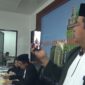 Kepala kantor Kementerian Haji dan umrah Parepare, H. Jami saat melakukan video call bersama dengan jamaah umrah yang terlantar untuk menanyakan kondisinya
