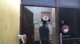 Kaur Bin Ops (KBO) Satnarkoba Polres Parepare, Iptu. Amiruddin saat mengunjungi warga yang ditahan karena terlibat Narkoba